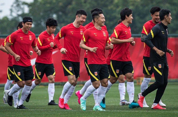据The Athletic报道，2022年夏天，滕哈赫原本力主引进德容，但当时高层告知他没有足够转会预算，最后匆匆签下卡塞米罗。